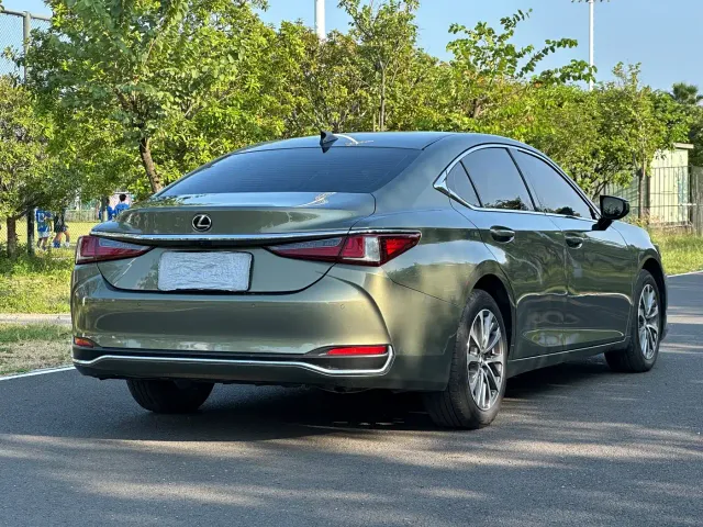 Lexus ES — Фото автомобиля 6