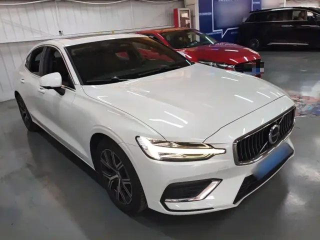 Volvo S60 — Фото автомобиля 3