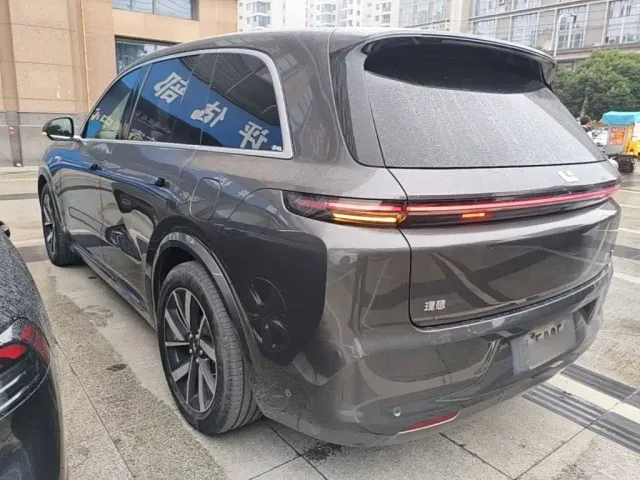Li Auto L8 — Фото автомобиля 4