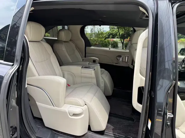 Toyota Sienna — Фото автомобиля 7