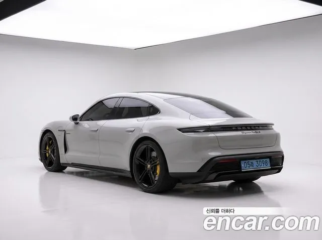 Porsche Taycan — Фото автомобиля 9