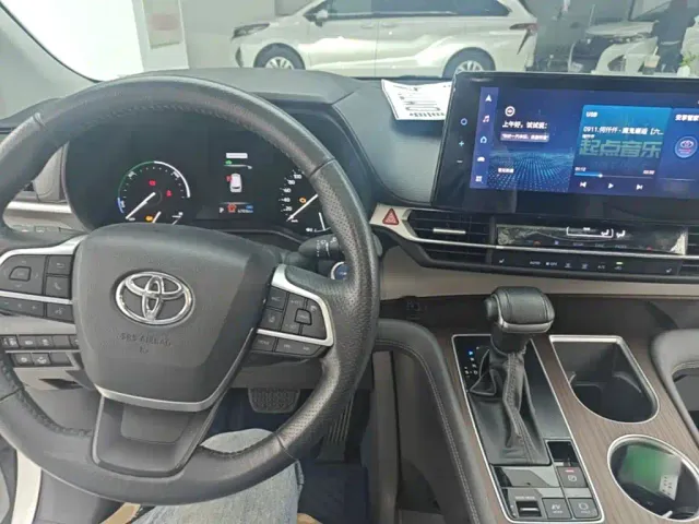 Toyota Granvia 2022 2.5L Hybrid Premium Edition — Фото автомобиля 9