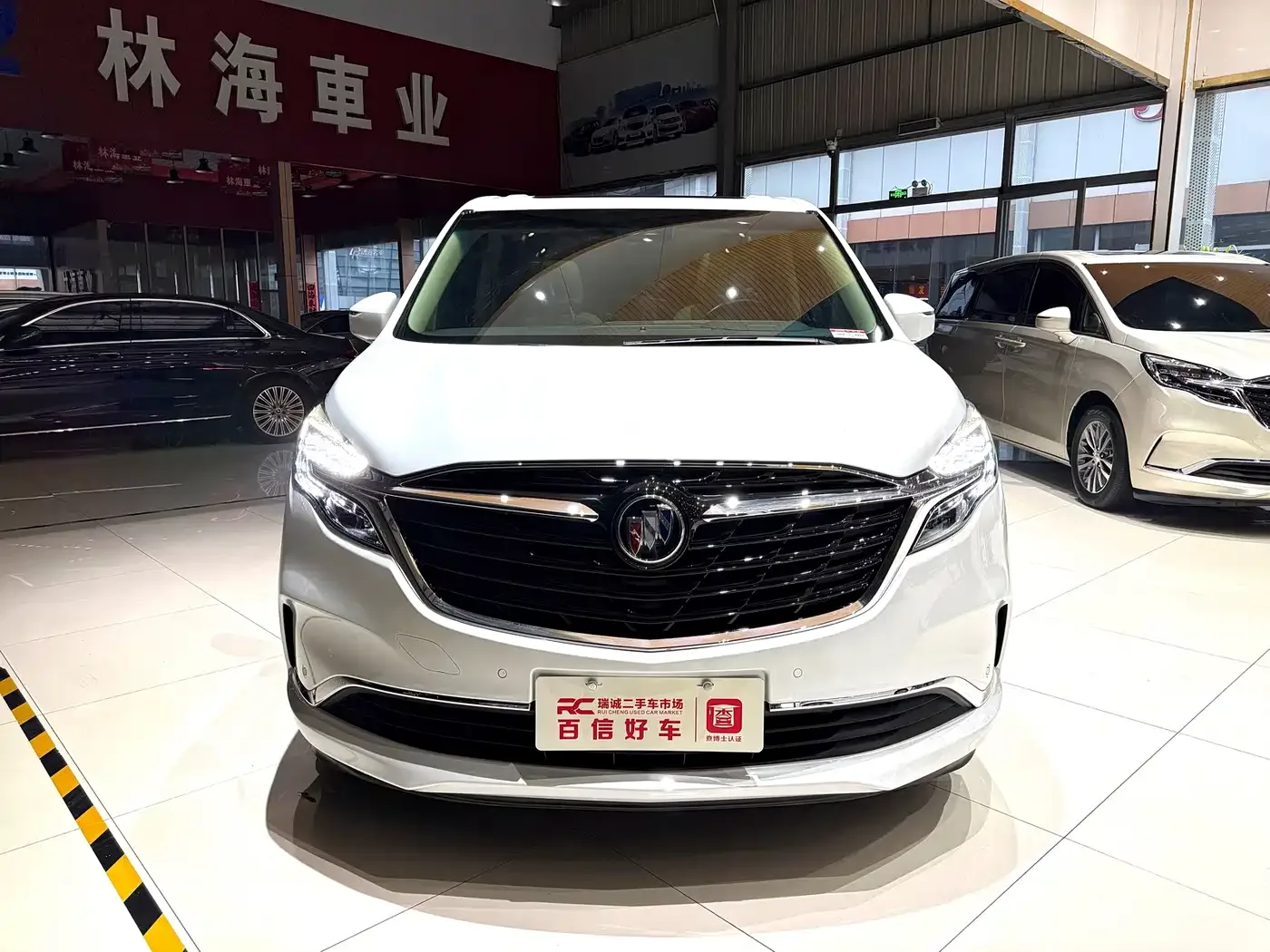 Buick Buick GL8 2022 ES Landmark 653T Premium — Фото автомобиля 2