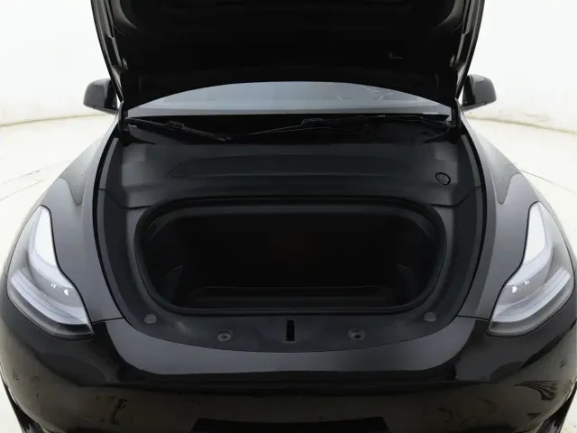 Tesla Model Y — Фото автомобиля 18