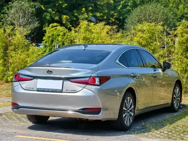 Lexus ES — Фото автомобиля 8