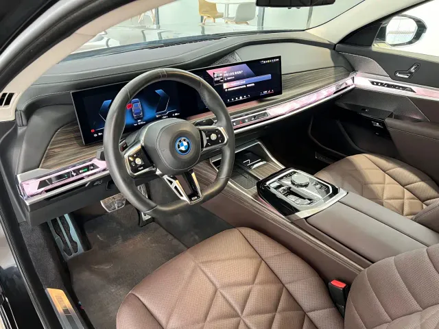 BMW i7 — Фото автомобиля 4