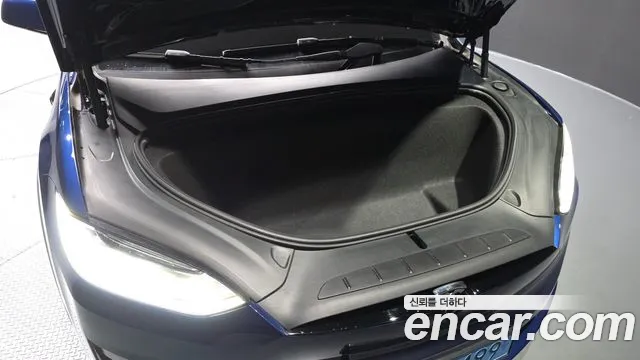 Tesla Model X — Фото автомобиля 5