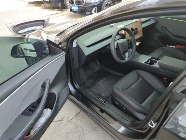 Tesla Model 3 — Фото автомобиля 12