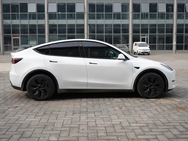 Tesla Model Y — Фото автомобиля 4