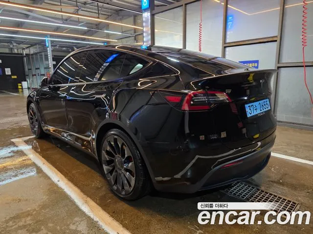 Tesla Model Y — Фото автомобиля 3