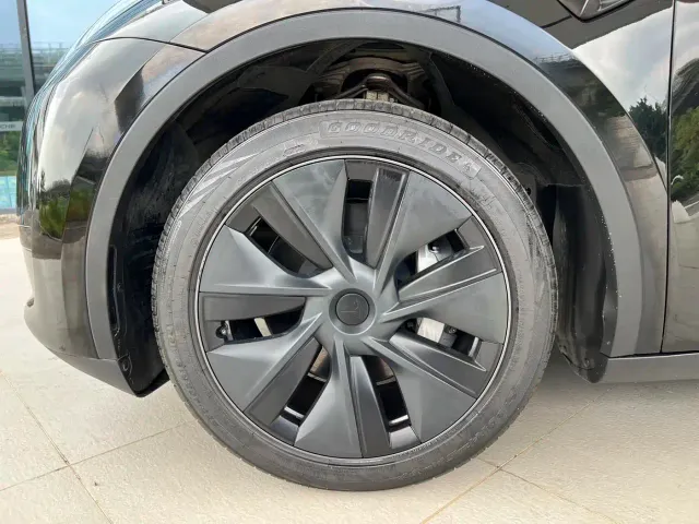 Tesla Model Y — Фото автомобиля 9