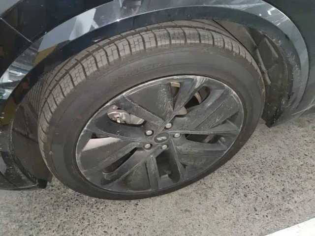 Li Auto L8 — Фото автомобиля 22
