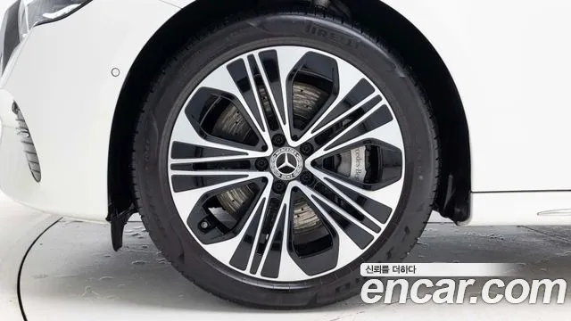 Mercedes-Benz E-Class — Фото автомобиля 5
