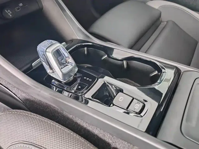 Volvo XC40 — Фото автомобиля 11