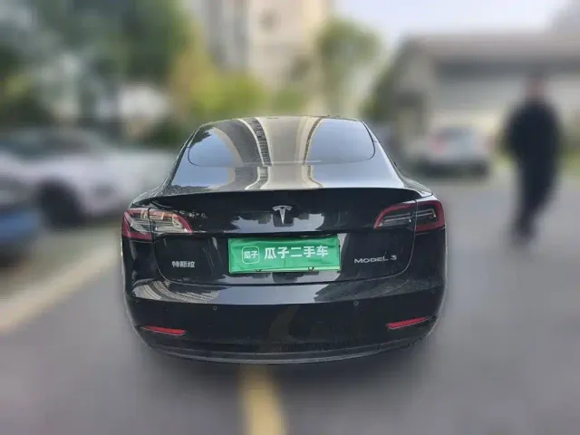 Tesla Model 3 — Фото автомобиля 3