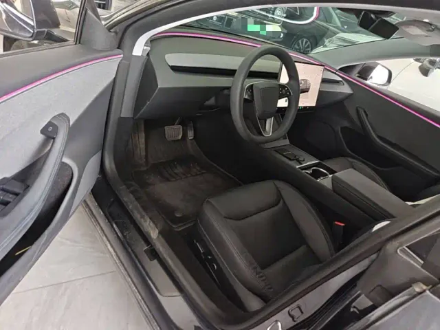 Tesla Model 3 — Фото автомобиля 15