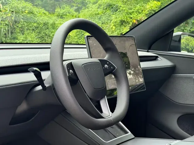 Tesla Model Y — Фото автомобиля 18