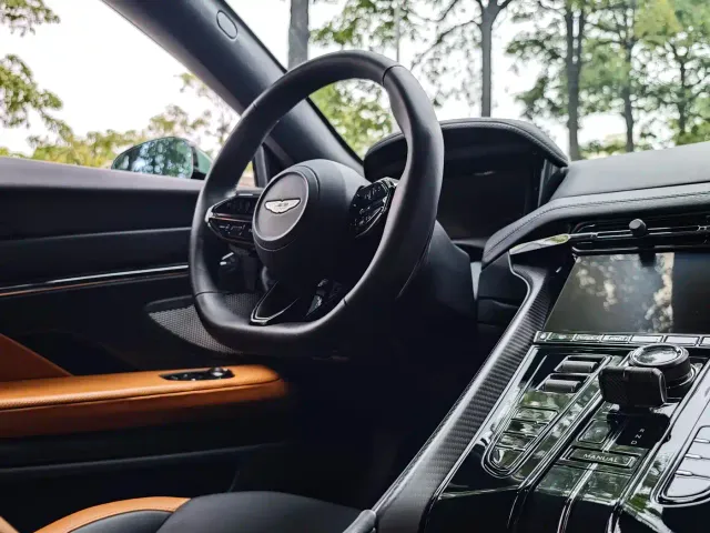 Aston Martin DB12 — Фото автомобиля 9
