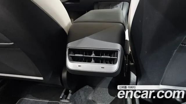 Tesla Model Y — Фото автомобиля 6