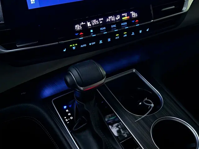 Toyota Sienna — Фото автомобиля 20