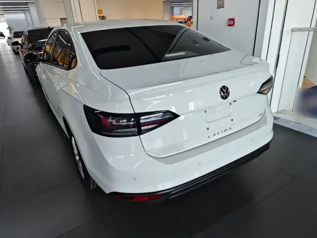 Volkswagen Lavida — Фото автомобиля 4