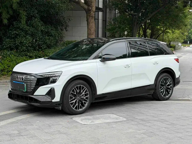 Фотография автомобиля — Audi Q5 e-tron