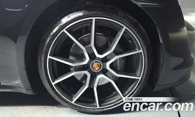 Porsche Taycan — Фото автомобиля 6