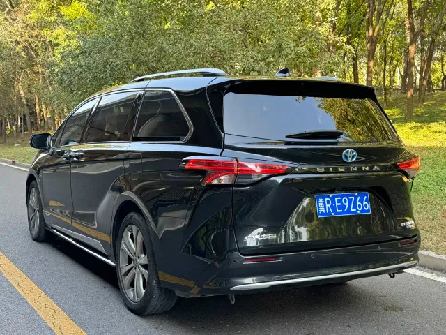Toyota Sienna — Фото автомобиля 4