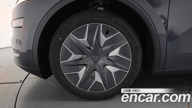 Tesla Model Y — Фото автомобиля 4