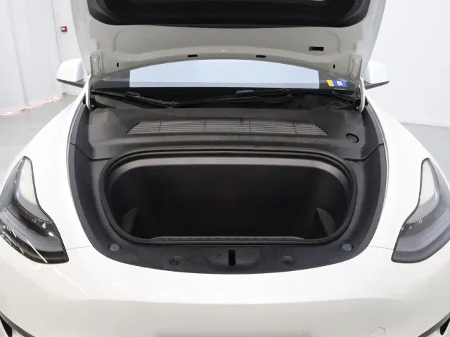 Tesla Model Y — Фото автомобиля 21