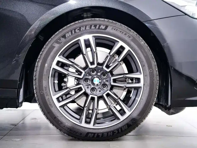 BMW 5 Series — Фото автомобиля 12