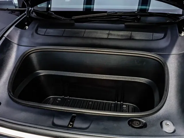 Tesla Model Y — Фото автомобиля 18