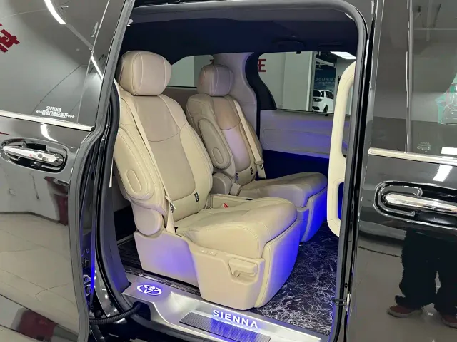 Toyota Sienna — Фото автомобиля 9