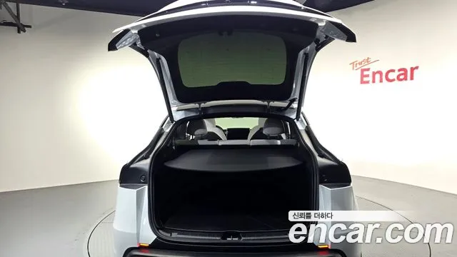 Tesla Model Y — Фото автомобиля 23