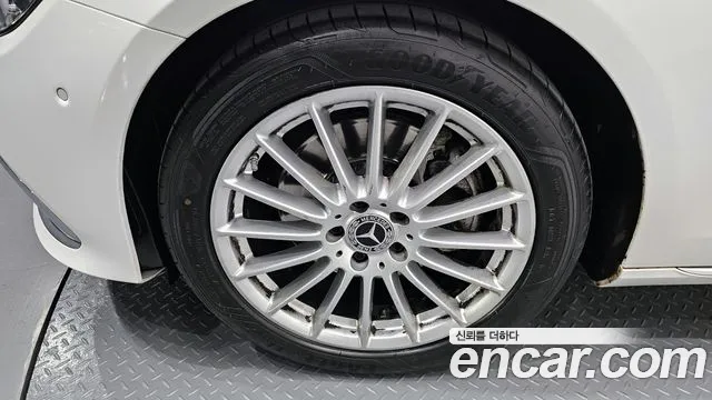 Mercedes-Benz E-Class — Фото автомобиля 2