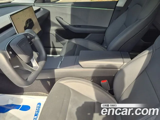 Tesla Model 3 — Фото автомобиля 10