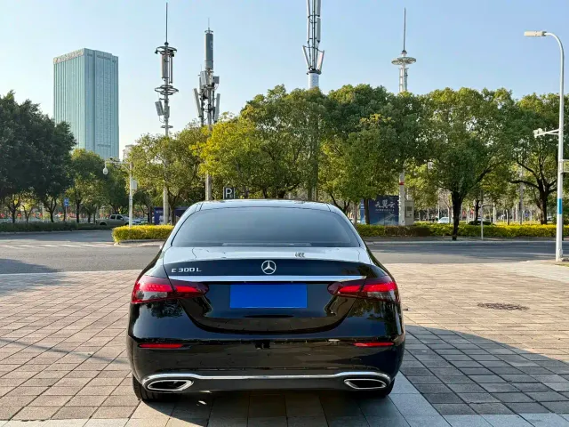 Mercedes-Benz E-Class — Фото автомобиля 3