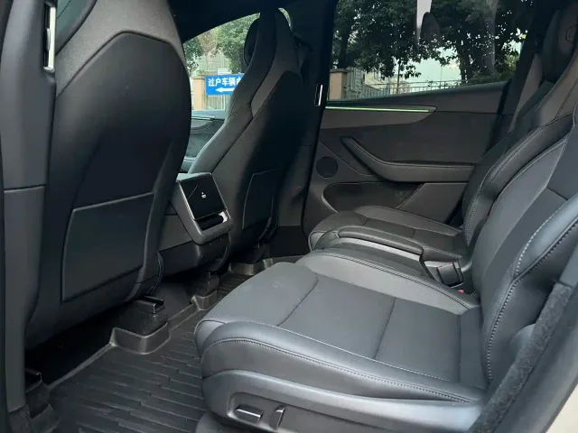 Tesla Model Y L — Фото автомобиля 8
