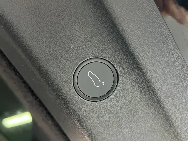 Tesla Model Y — Фото автомобиля 18