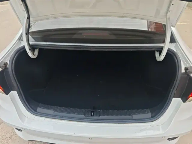 Roewe i5 — Фото автомобиля 18
