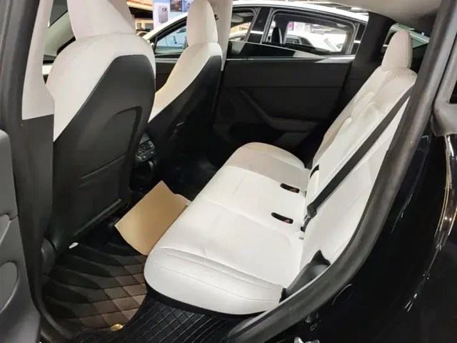 Tesla Model Y — Фото автомобиля 16