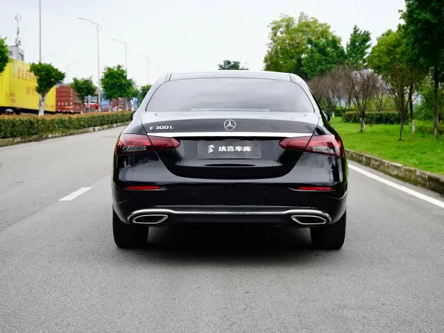 Mercedes-Benz E-Class — Фото автомобиля 5