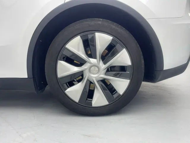 Tesla Model Y — Фото автомобиля 9
