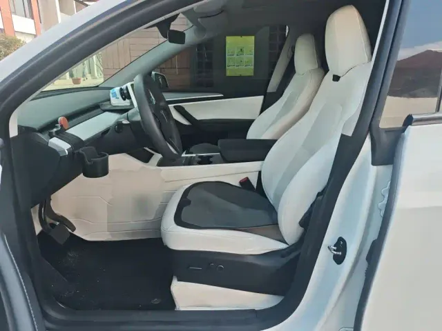 Tesla Model Y — Фото автомобиля 16
