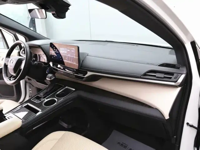 Toyota Granvia 2022 2.5L Hybrid Noble Edition — Фото автомобиля 22