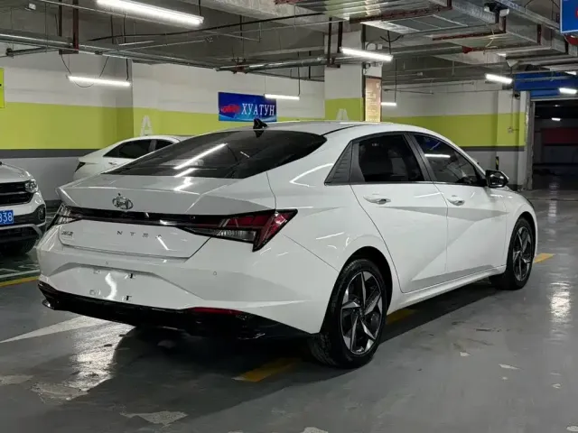 Hyundai Elantra 2022 1.5L CVT LUX Premium Edition — Фото автомобиля 10