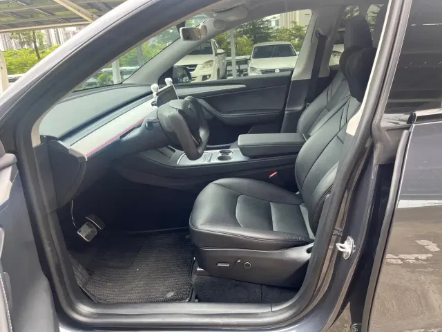 Tesla Model Y — Фото автомобиля 12