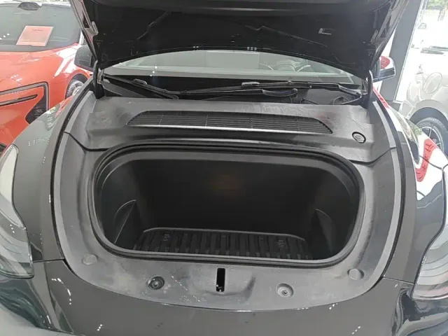 Tesla Model Y — Фото автомобиля 15