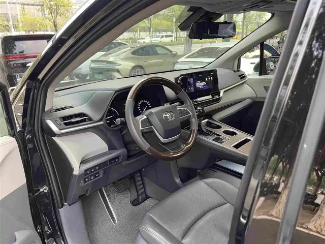 Toyota Sienna — Фото автомобиля 13