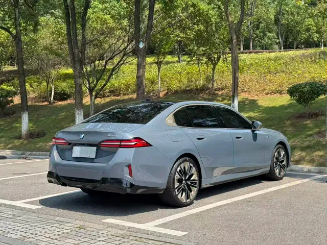 BMW 5 Series — Фото автомобиля 10